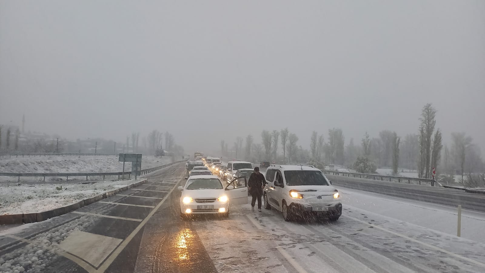 Kar Alarmı! Afyon'da Okullar Tatil Edildi! Öğrenciler Sevinçten Havalara Uçtu!