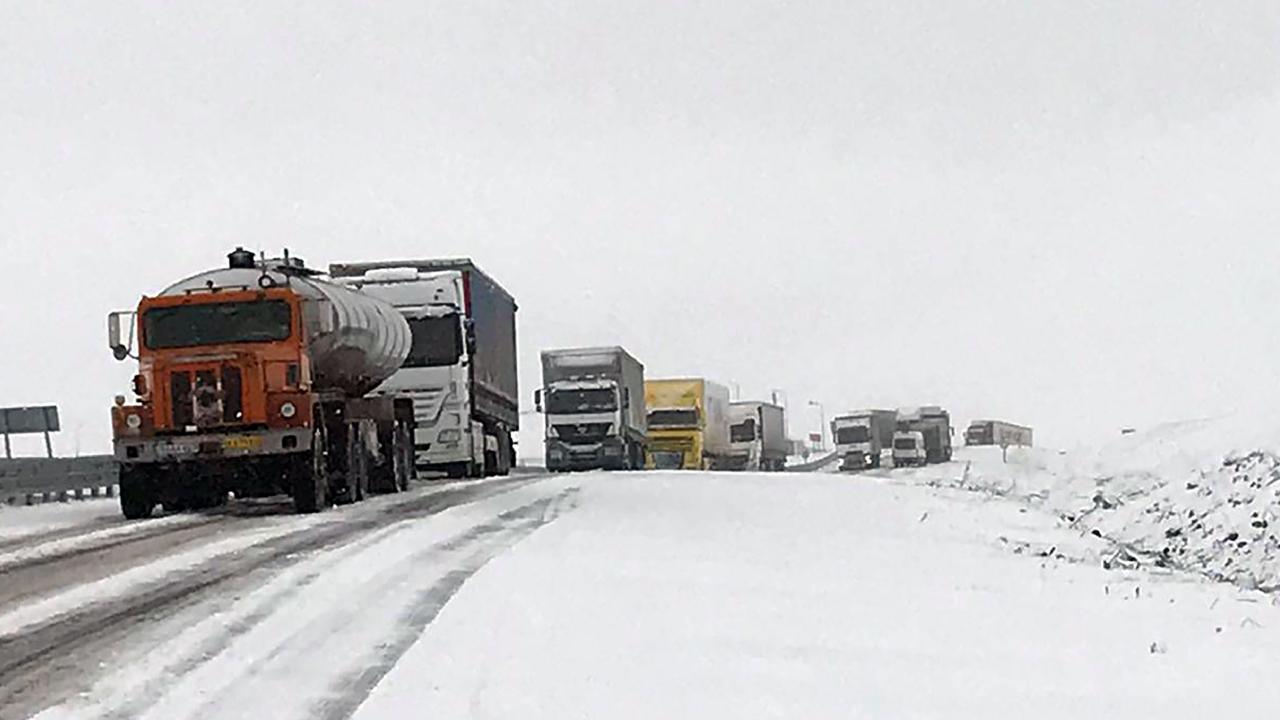 Kar Esareti Bitti! Türkgözü-Posof-Damal Yolu Tır Trafiğine Açıldı!