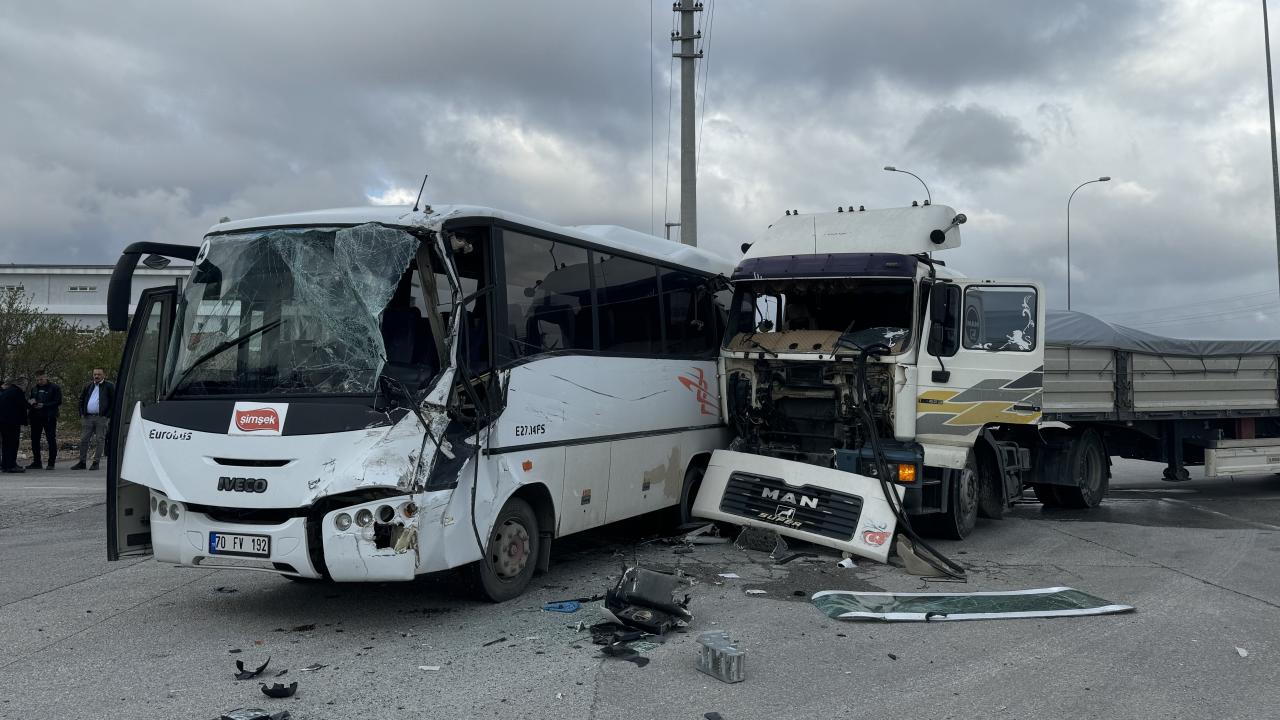 Karaman'da Feci Kaza! İşçi Servisi ile Tır Çarpıştı: 12 Yaralı!