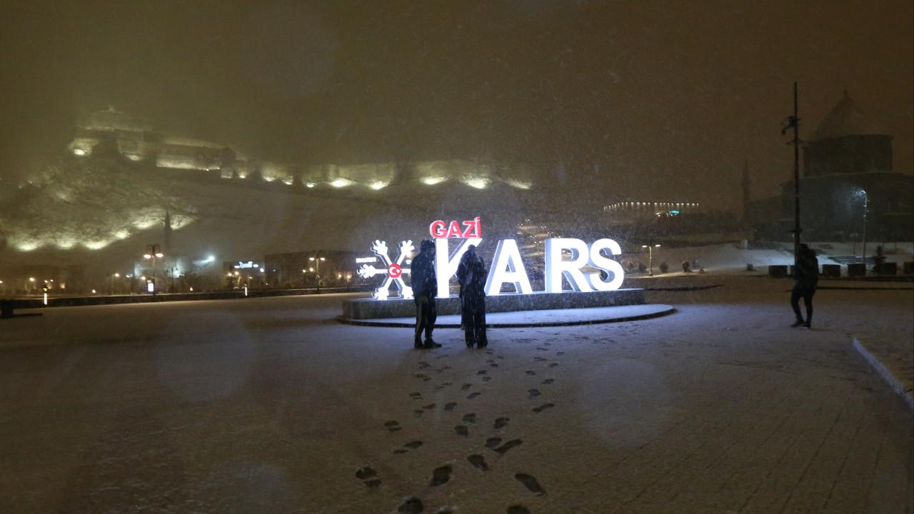Kars'ta Bahar Şoku! Nisan Ayında Kar Sürprizi, Şehir Beyaza Büründü!