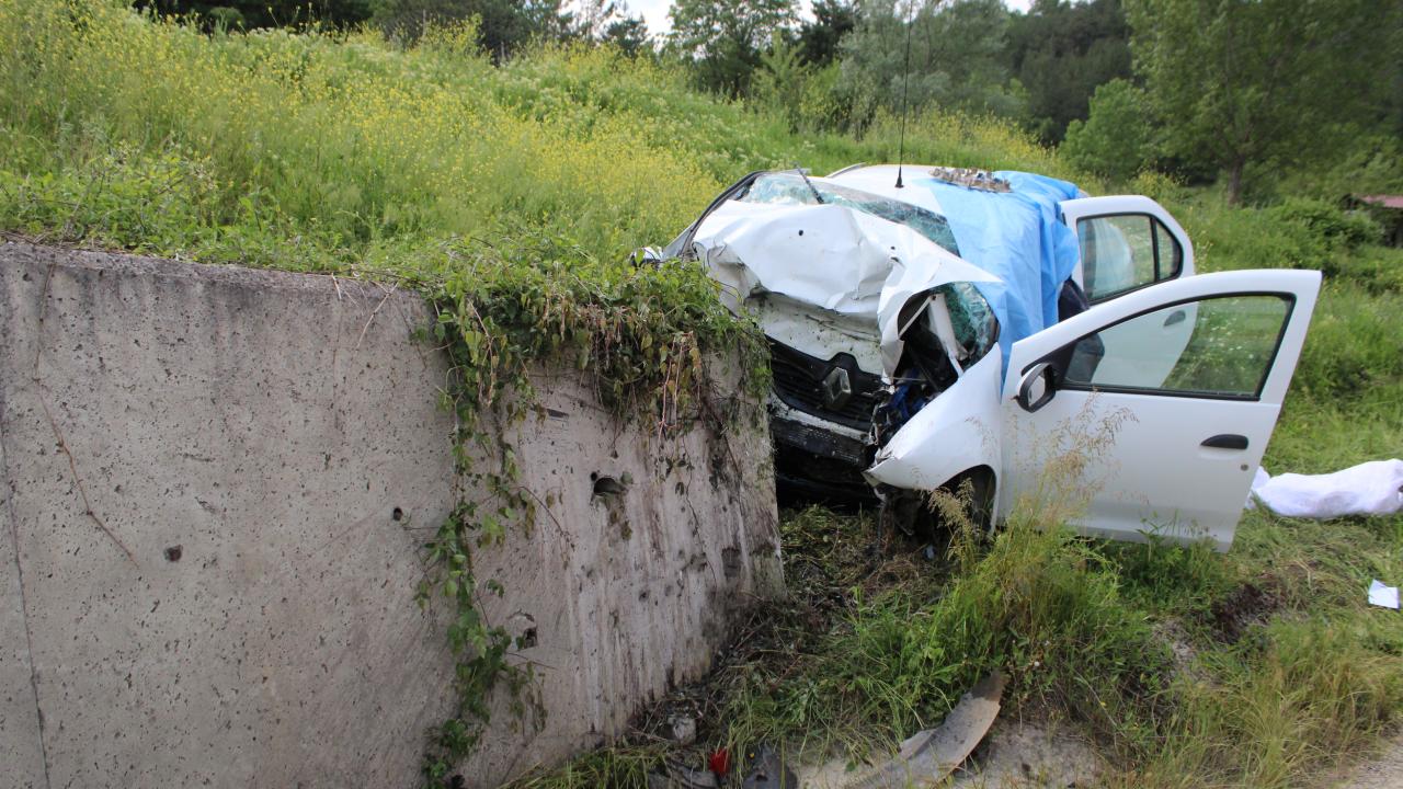 Kastamonu'da Acı Kaza: Otomobil Duvara Çarptı, 3 Can Kaybı!
