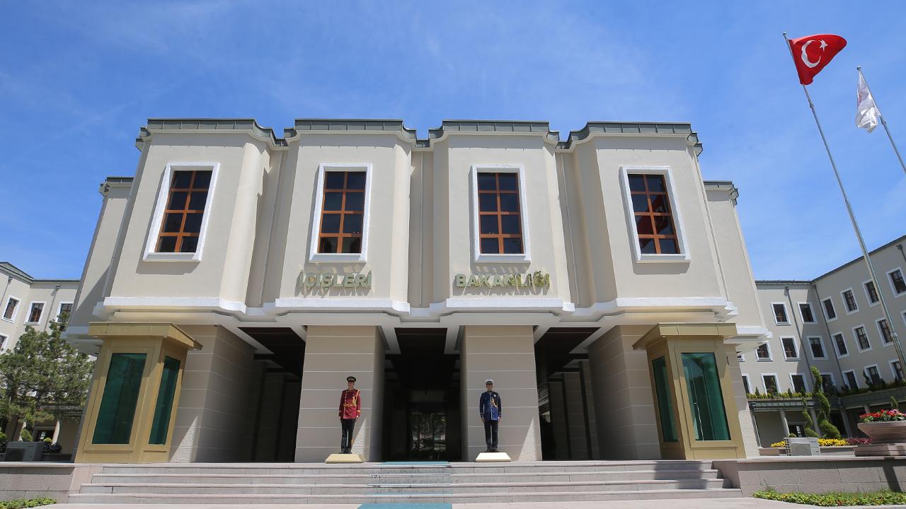 Kaymakam Bey'in Sosyal Medya Paylaşımları Ortalığı Karıştırdı! Bakanlık Harekete Geçti!