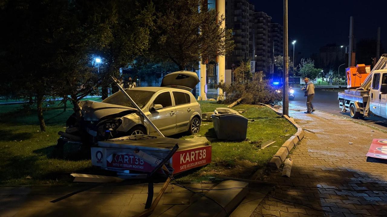 Kayseri'de Otomobil Kazası: Park Alanında Maddi Hasar