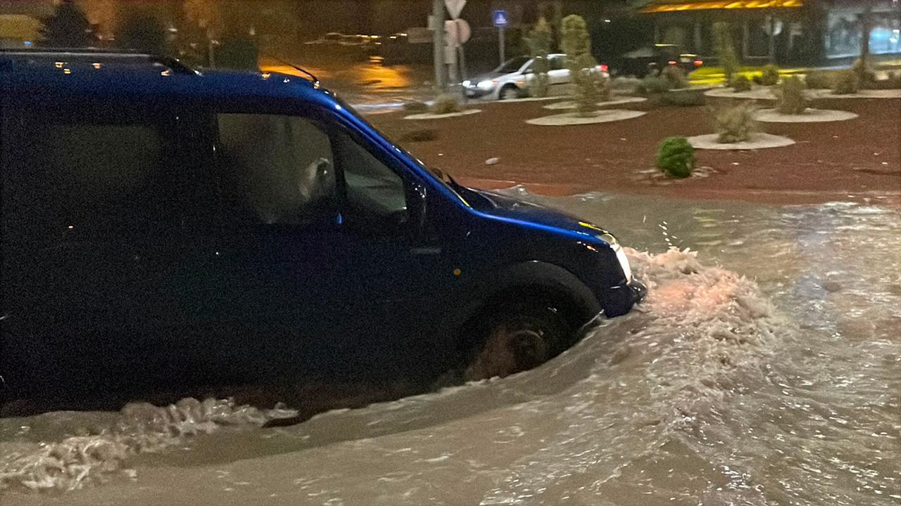 Kayseri'de Şiddetli Yağış Hayatı Felç Etti! Caddeler Göle Döndü, Araçlar Suda Mahsur Kaldı! Vatandaşlar Çaresiz...