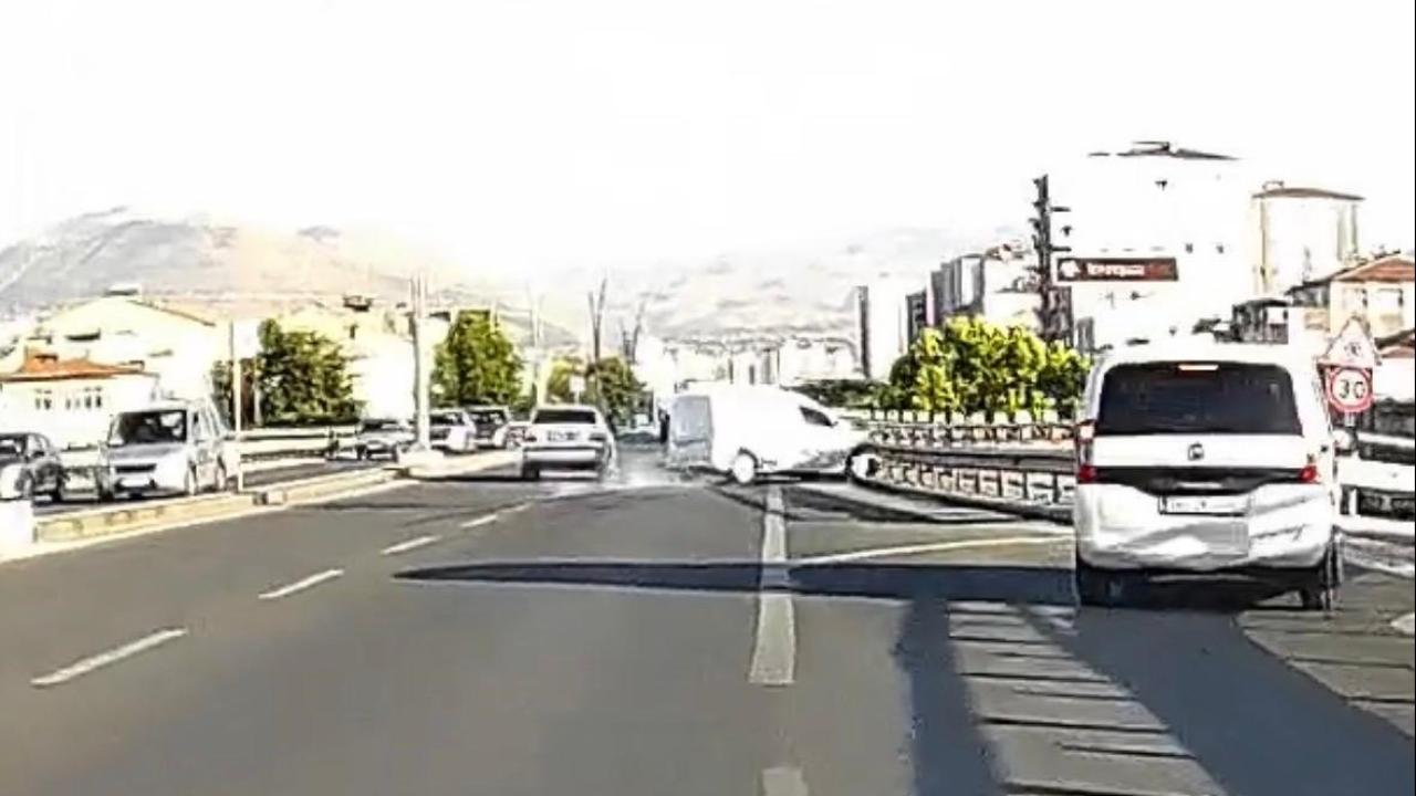 Kayseri'de Trafik Kazası: Hafif Ticari Araç Bariyere Çarptı