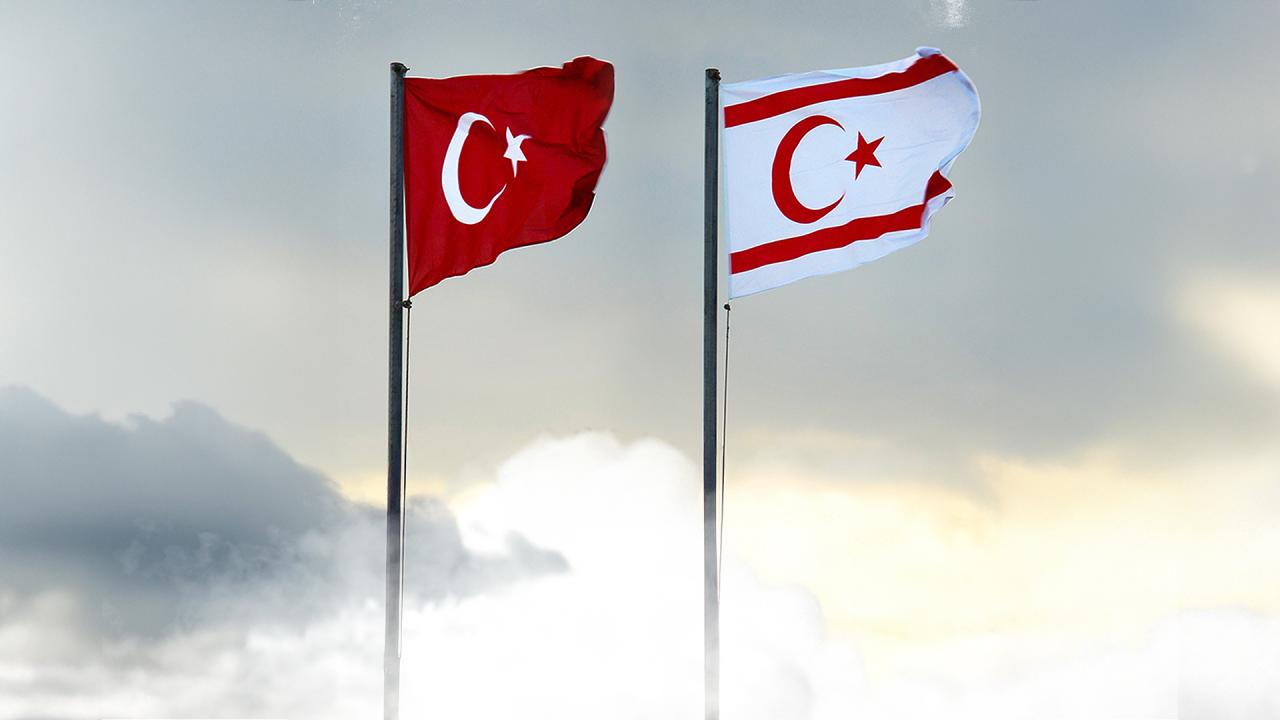 Kıbrıs'ta Bayrak Skandalı! Rum Kesimi'nden Provokasyon: Ankara ve Lefkoşa'dan Sert Yanıt!