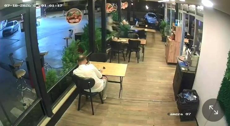Kocaeli'de Lokantaya Giren Motosiklet Bir Müşteriyi Yaraladı