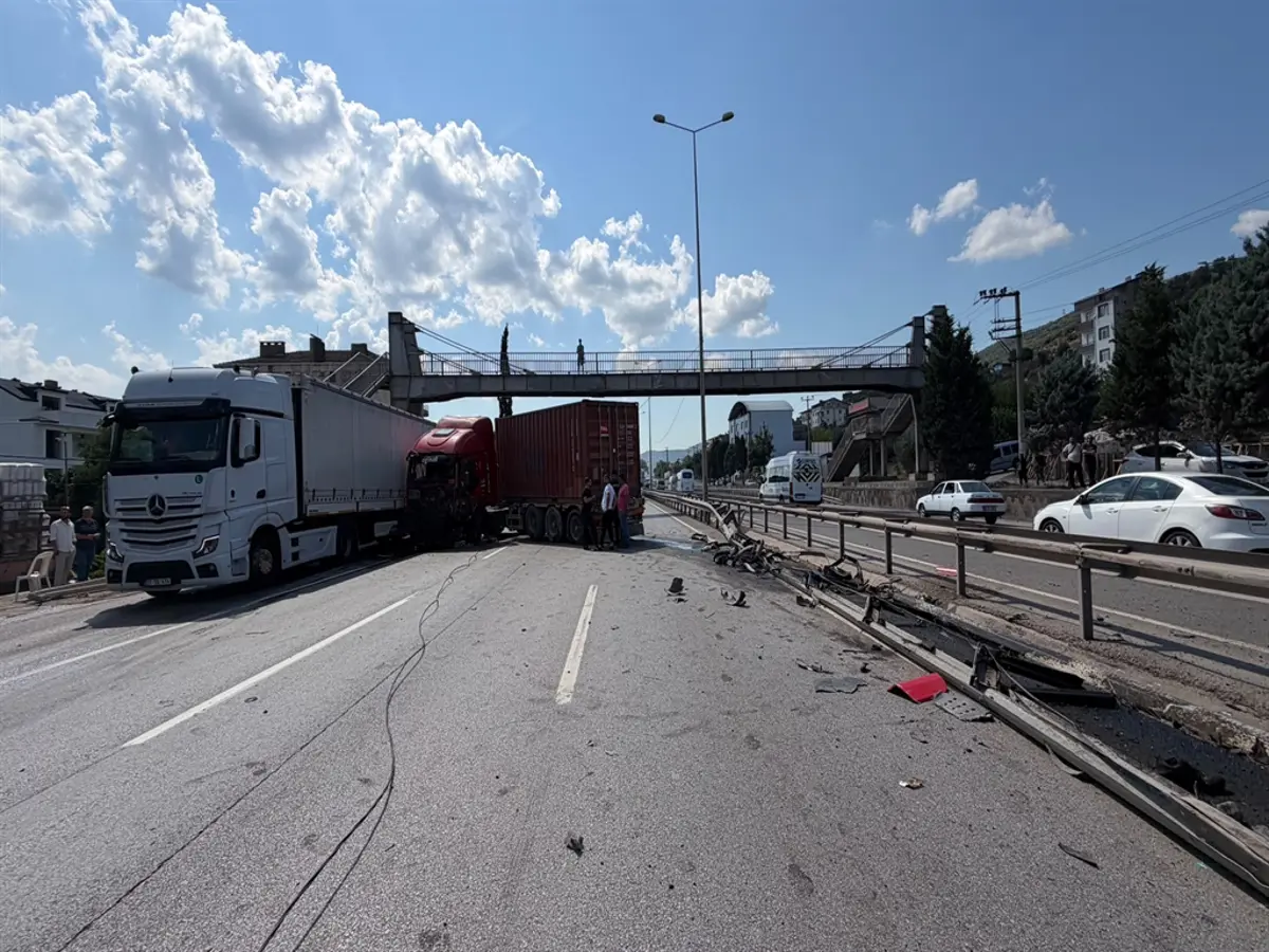 Kocaeli'de Trafik Kazası: D-100 Karayolu'nda Ulaşım Aksadı