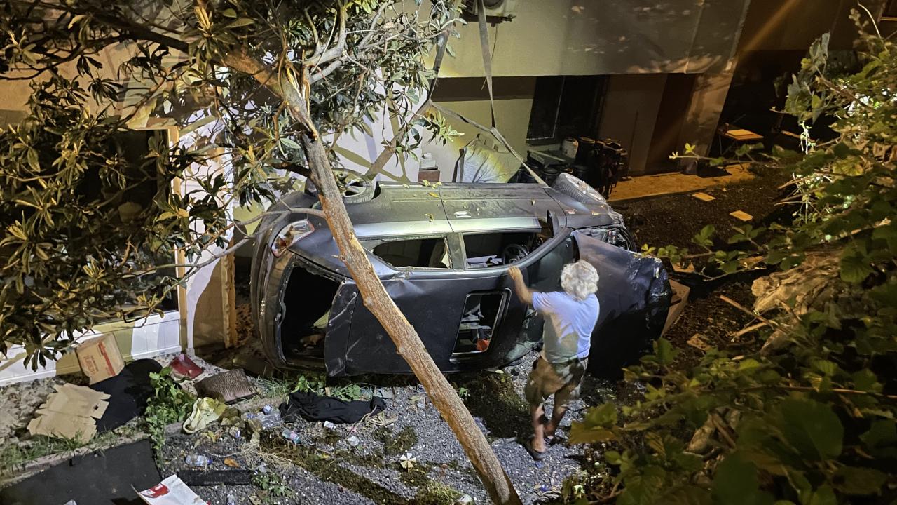 Kocaeli'de Trafik Kazası: Otomobil Apartman Boşluğuna Düştü