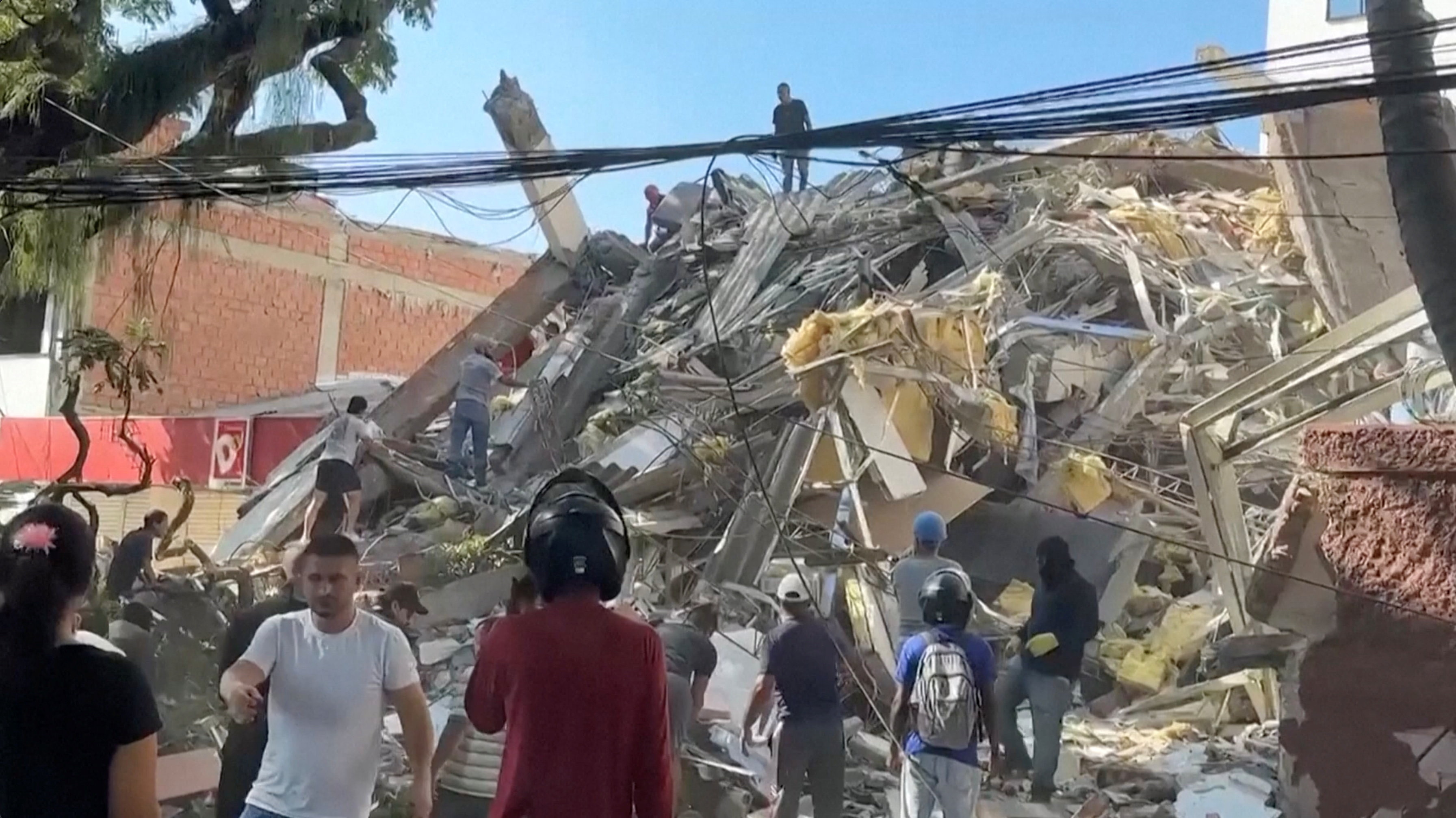 Kolombiya'da 7.4 Büyüklüğünde Deprem: Bölgede Panik Hakim