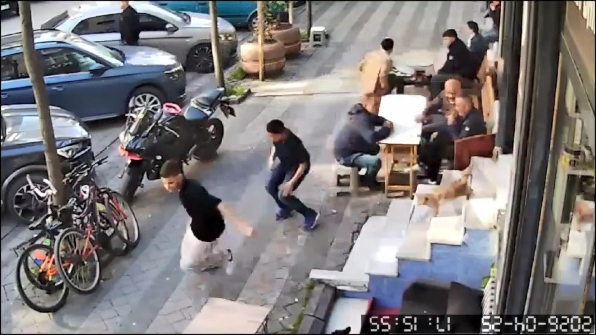 Kuaförde Korku Dolu Anlar! Kedi Müşterileri Kovaladı, Kaçış Anları Kamerada!