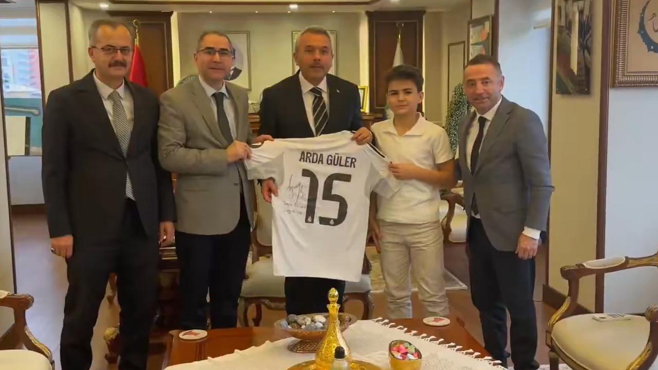Küçük Safa'nın Büyük Hayali Gerçek Oldu! Erdoğan'dan İmzalı Arda Güler Forması Sürprizi!