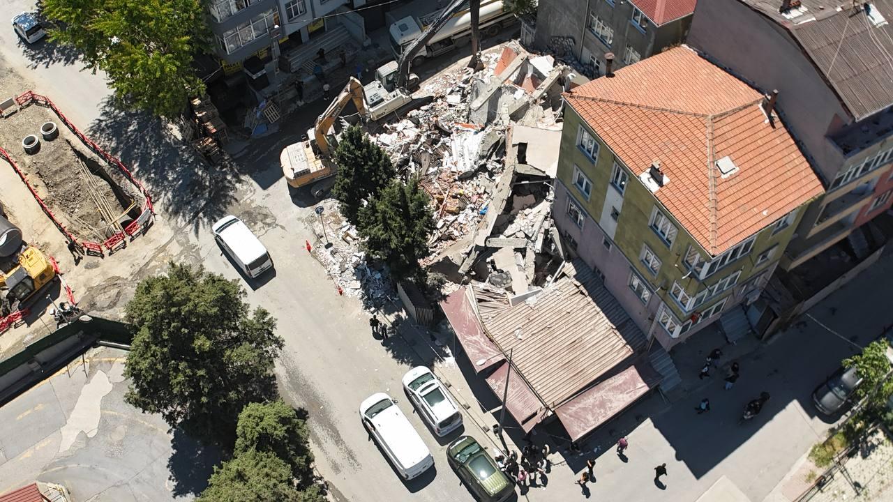 Küçükçekmece'de Facia! Yıkım Kabusa Döndü: Bina Bir Anda Yerle Bir Oldu!