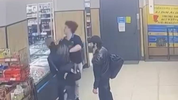 Küçükçekmece'de Şok! Market Çalışanına Yumruklu Saldırı Kamerada, Bu Ne Vahşet!