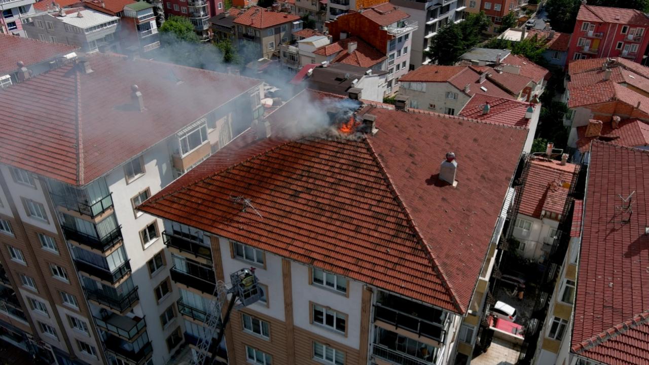 Kütahya'da Yıldırım İsabet Eden Binanın Çatısında Yangın Çıktı