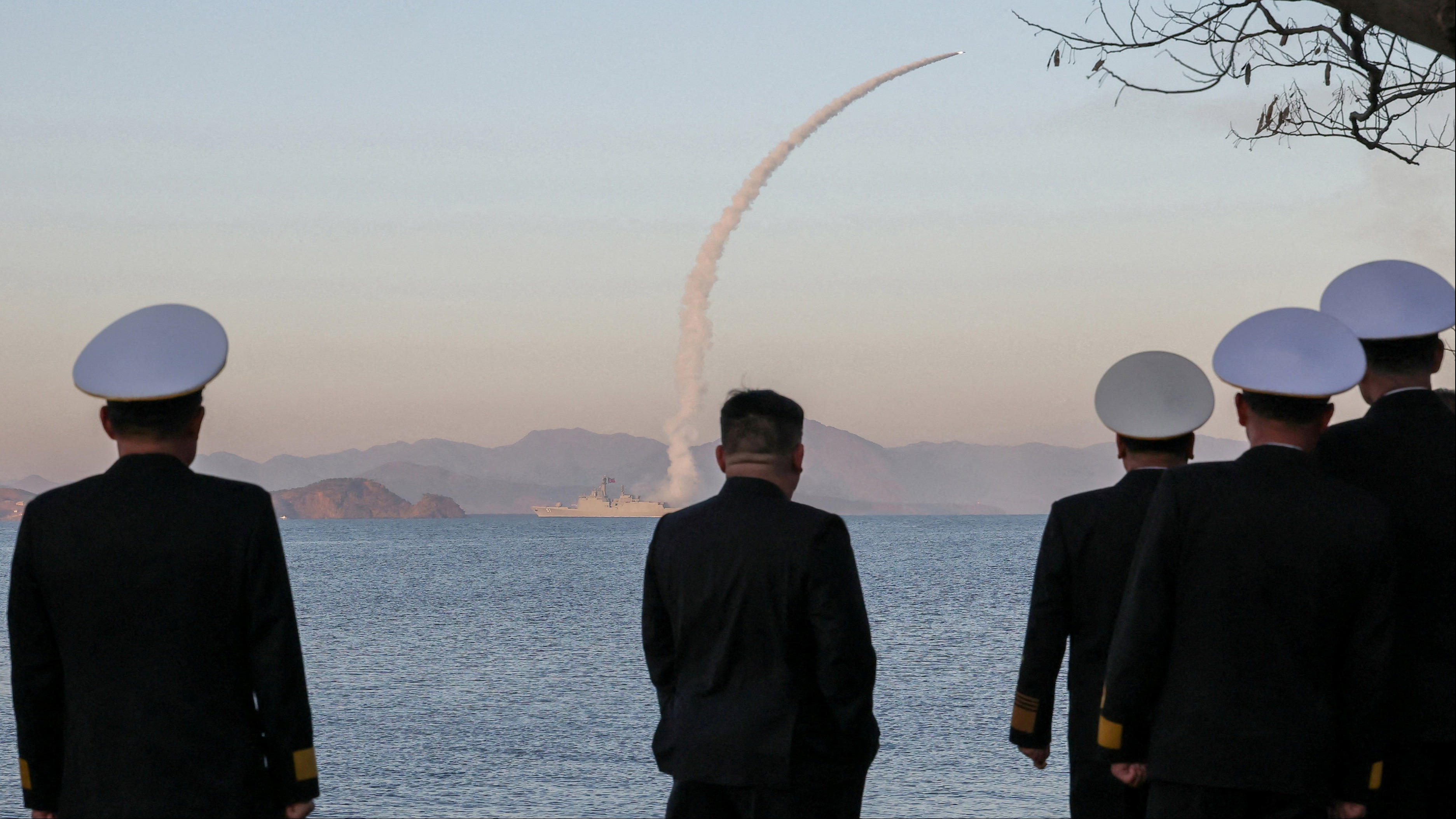 Kuzey Kore'den Tehlikeli Hamle! İran Savaşı Gölgesinde Füze Şovu mu?