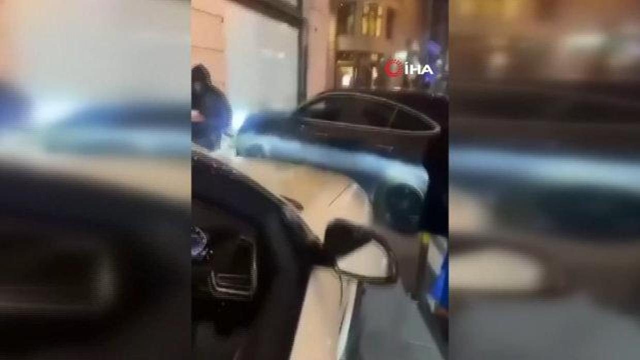 Londra'da Dehşet Anları! Araç Yayaların Arasına Daldı, Sosyal Medya Fenomeni Hayata Tutunmaya Çalışıyor!