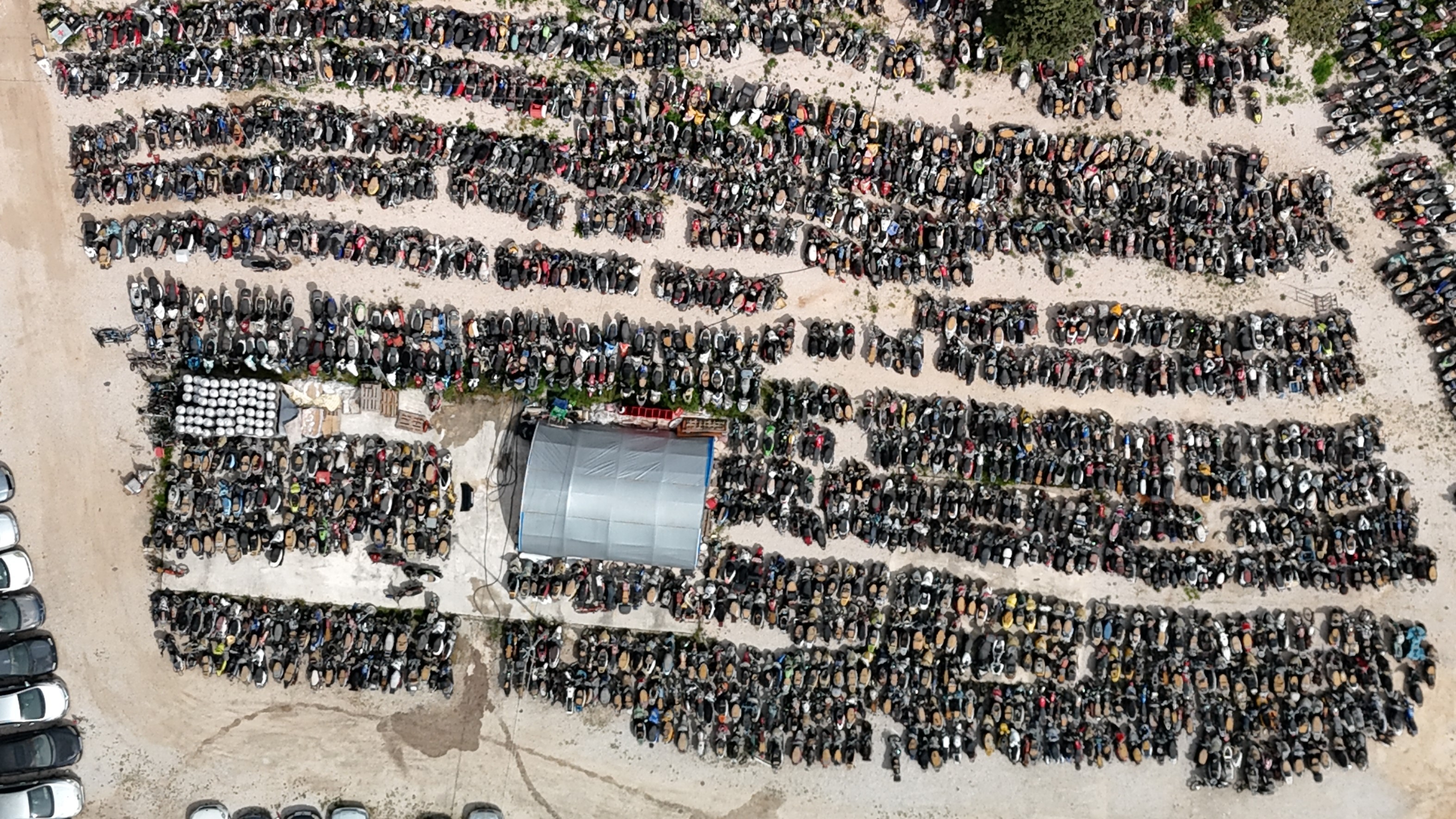 Lüks Otomobilin Sırrı Dudak Uçuklattı! Yedieminde Yıllardır Bekleyen Araçtan Çıkanlar Şoke Etti!