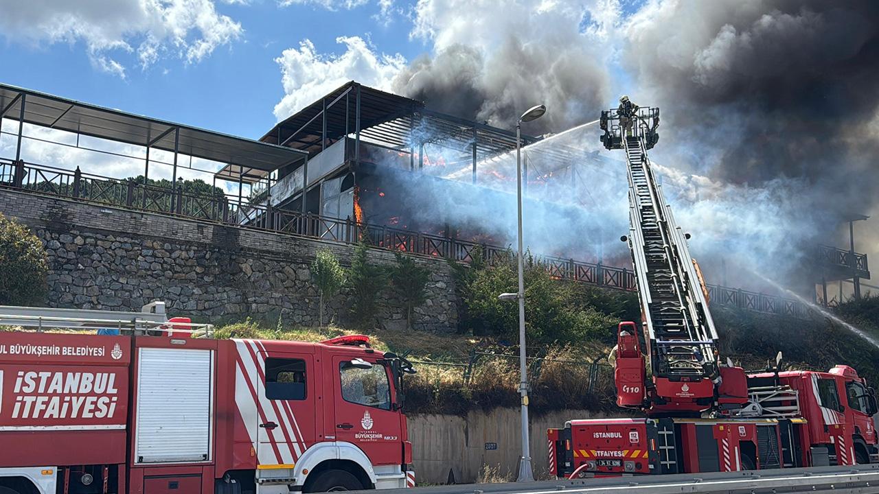 Maltepe'de Restoran Yangını: Büyük Maddi Hasar Meydana Geldi