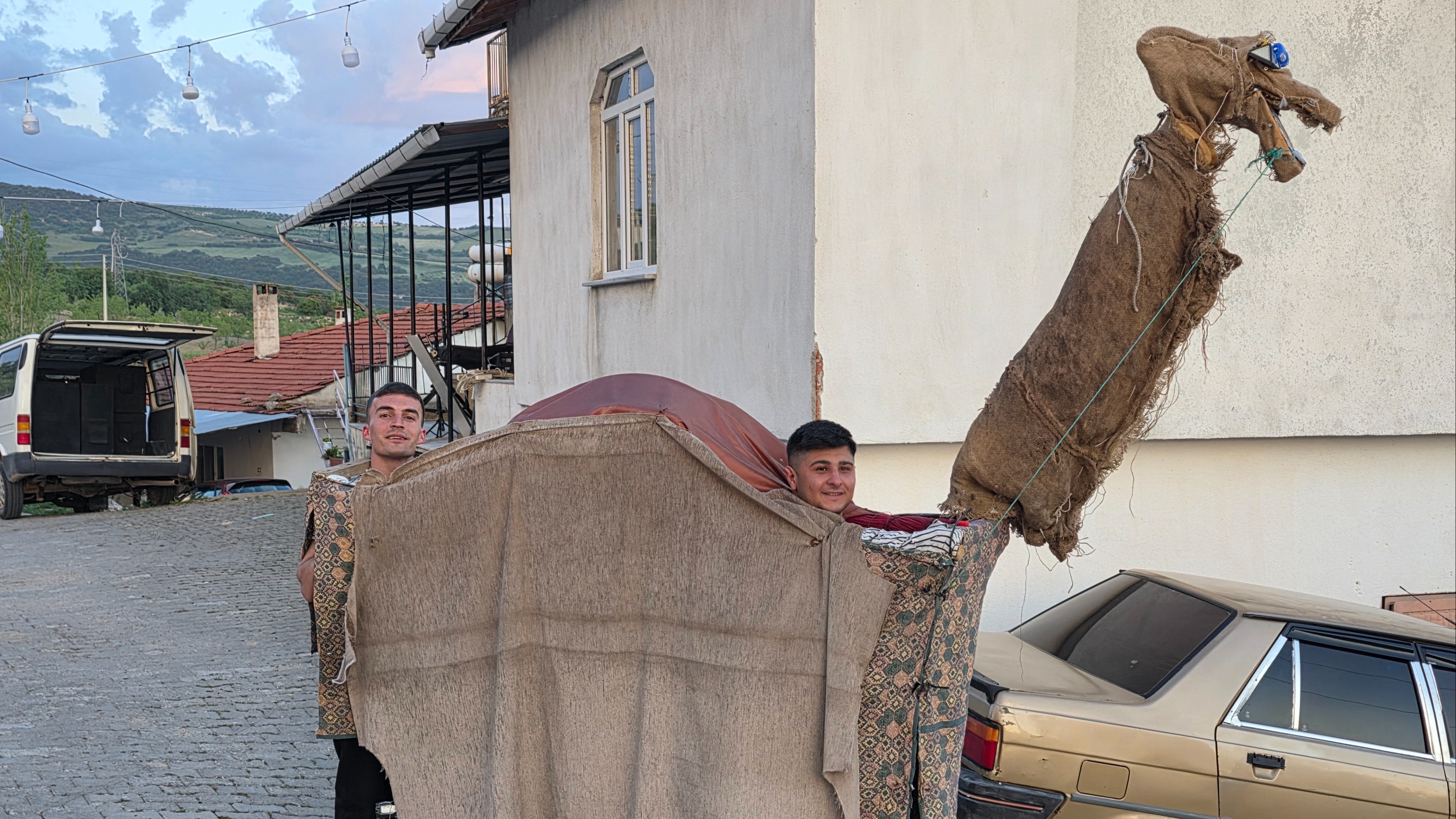 Manisa'da Asırlık Sürpriz! Kurban Bayramı'nın Gizemli Misafiri Kukla Deve Ortaya Çıktı!