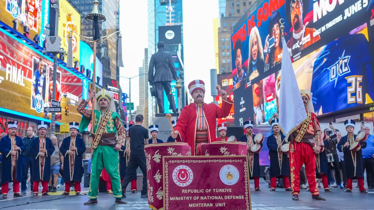 Mehteran Coşkusu Times Meydanı'nı İnletti! New York'ta Tarihi Anlar!