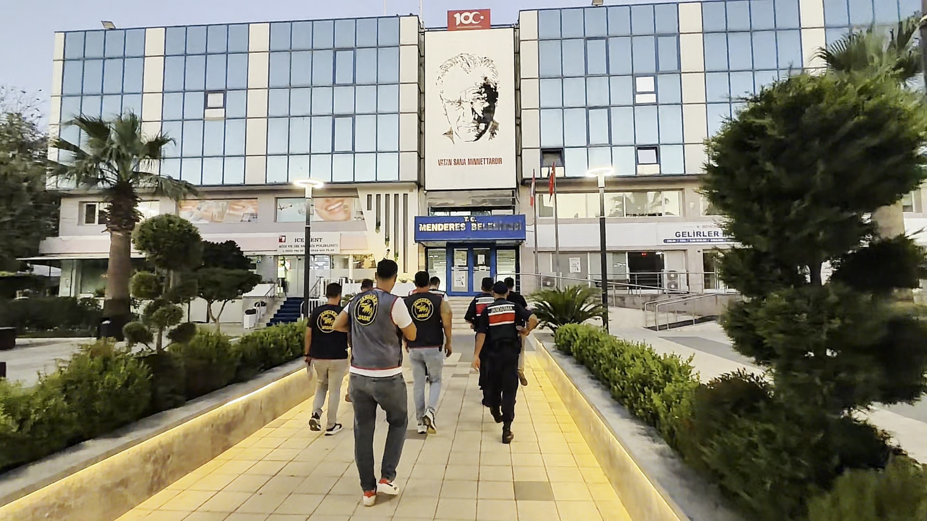 Menderes Belediyesi'ndeki Soruşturmada Yeni Gelişme: Firari Başkan Yardımcısı Yakalandı
