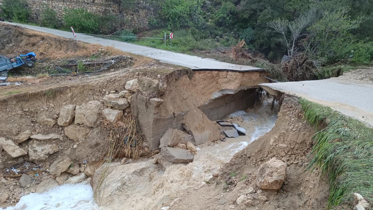 Mersin'de Şiddetli Yağış Felaketi! Yol Ortadan İkiye Ayrıldı!