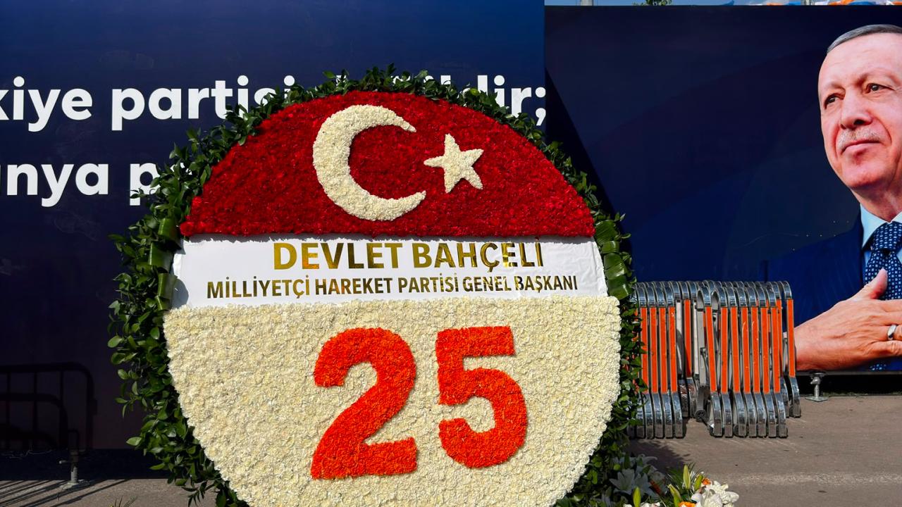 MHP'den AK Parti'nin 25. Yıl Dönümüne Özel Çelenk
