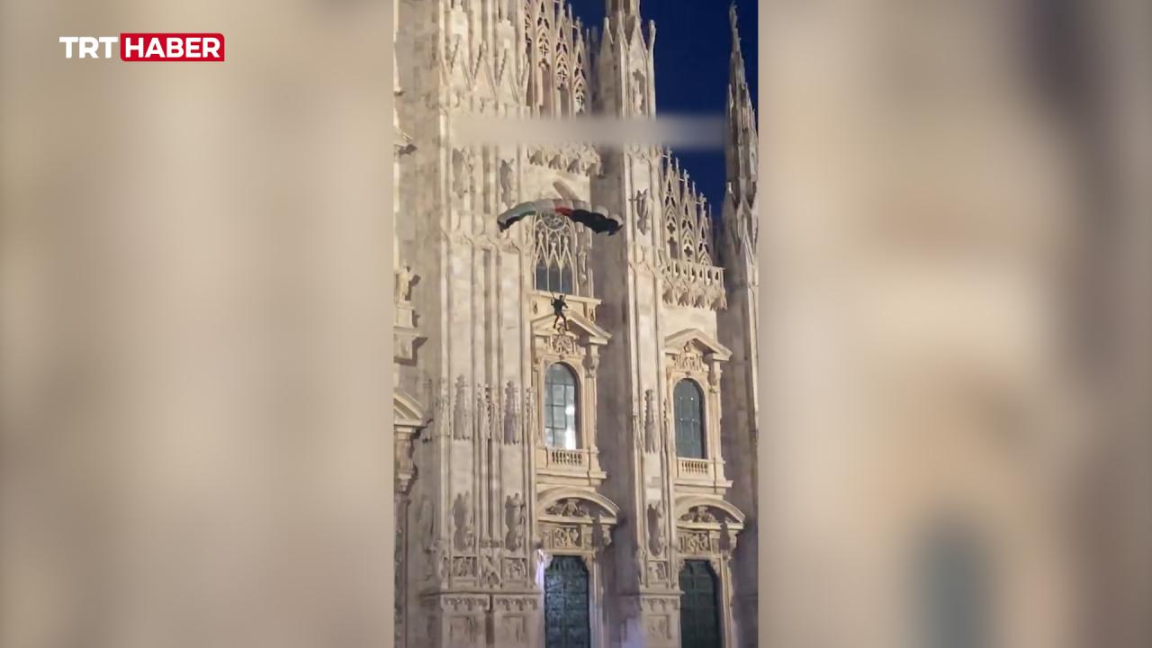 Milano'da Duomo Katedrali'nde Filistin Bayraklı Atlayış