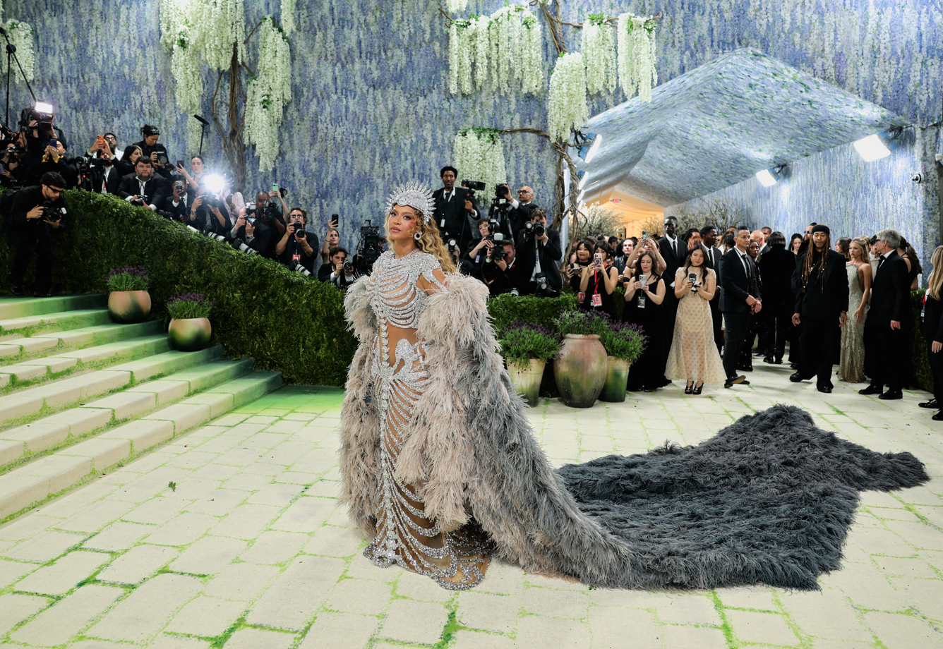 Moda Dünyası Tek Yürek! Met Gala'da Ünlüler Geçidi: 'Moda Sanattır' Temasıyla Göz Kamaştırdılar!