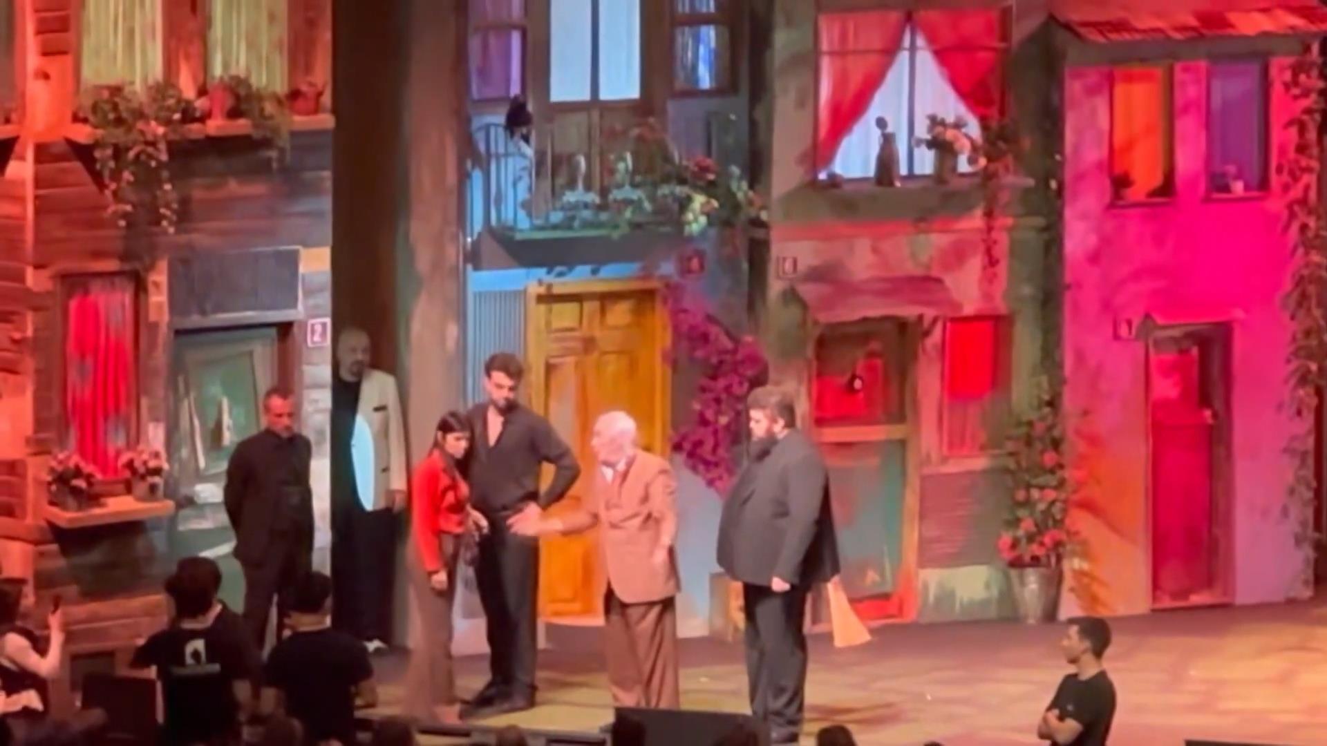 Müjdat Gezen'den Şoke Eden Sahne! Tartışma Çıktı, Oyun İptal, Usta Oyuncu Hastanede!