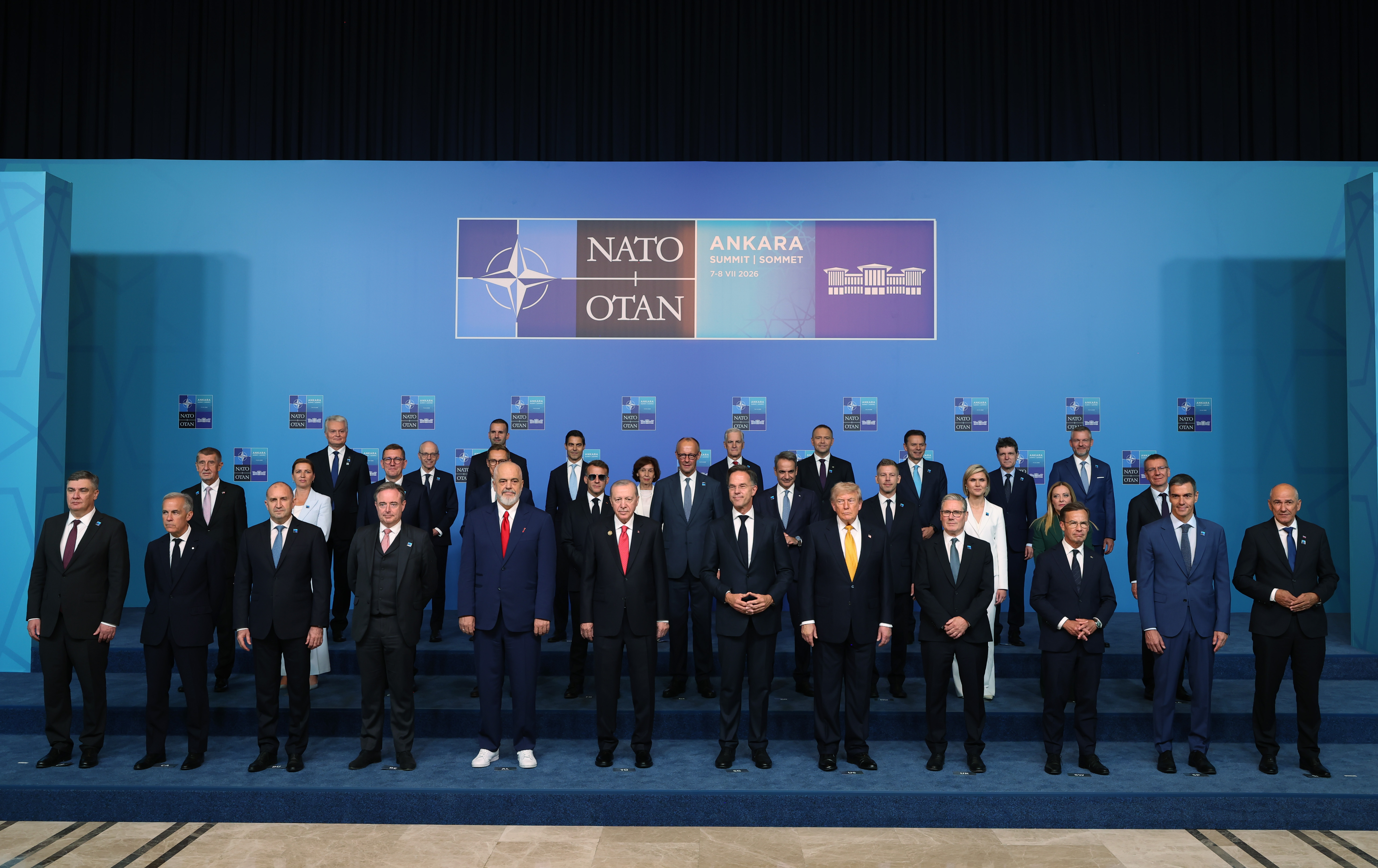 NATO Zirvesi'nde Dikkat Çeken Detay: Edi Rama'nın Spor Ayakkabı Tercihi