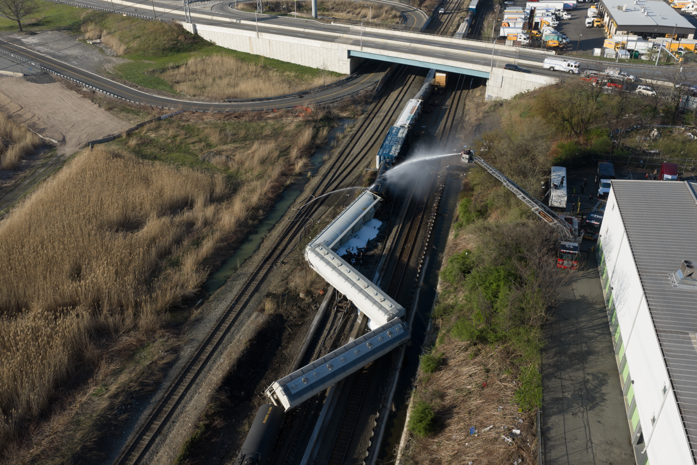 New Jersey Alarmda! Raydan Çıkan Trenden Zehirli Madde Sızıntısı Paniği
