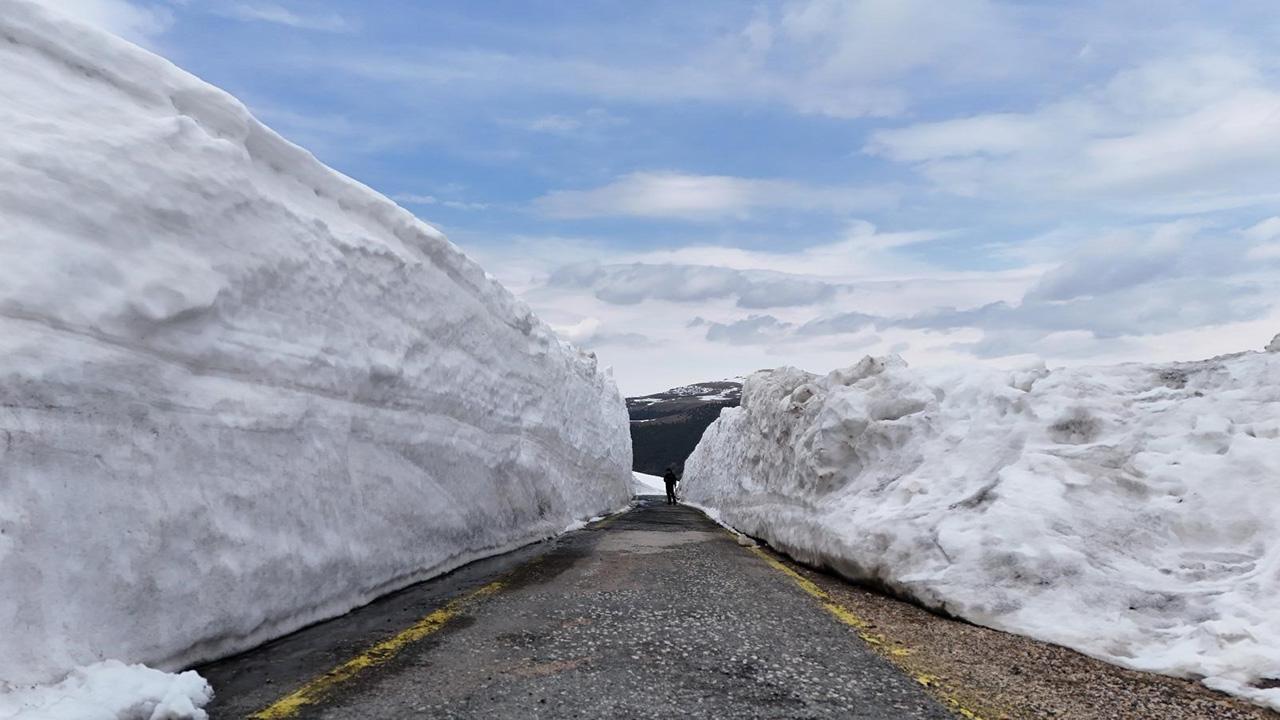 Nisan'da Ordu'da Şok Manzara! Bahar Yerine Kış Kabusu: 4 Metrelik Kar Engeli!
