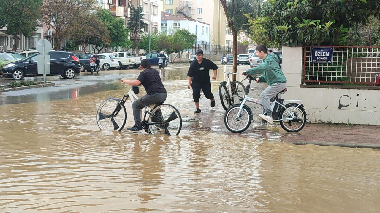 Ödemiş'te Şiddetli Yağmur Kabusu! Sokaklar Nehire Döndü!