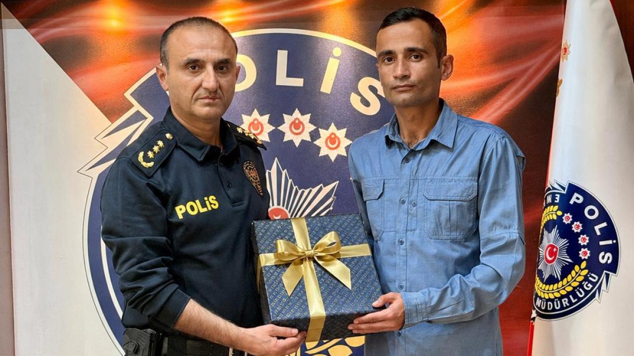 Öğrencilerin Yüzünü Güldüren Polis Memuruna Büyük Ödül!