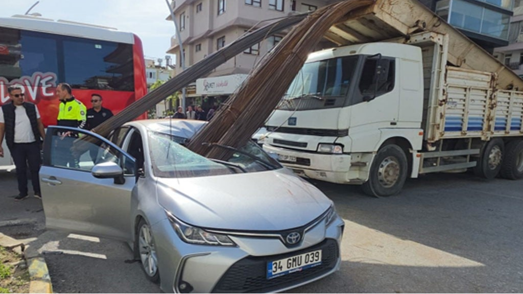 Ölümden Döndüler! Kamyondan Fırlayan Demirler Otomobili Ok Gibi Deldi!