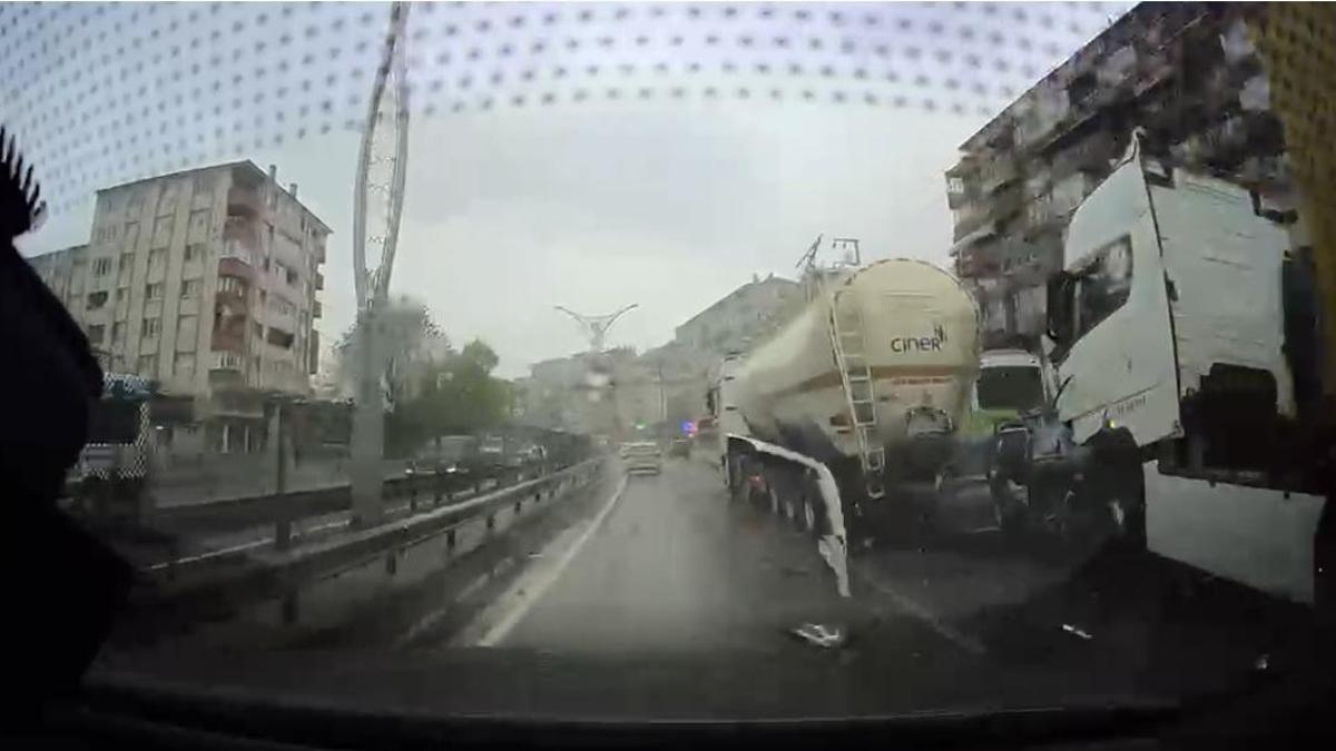 Ölümle Dans! TIR ve Tanker Arasına Sıkışan Otomobil Kamerasına Yansıdı!
