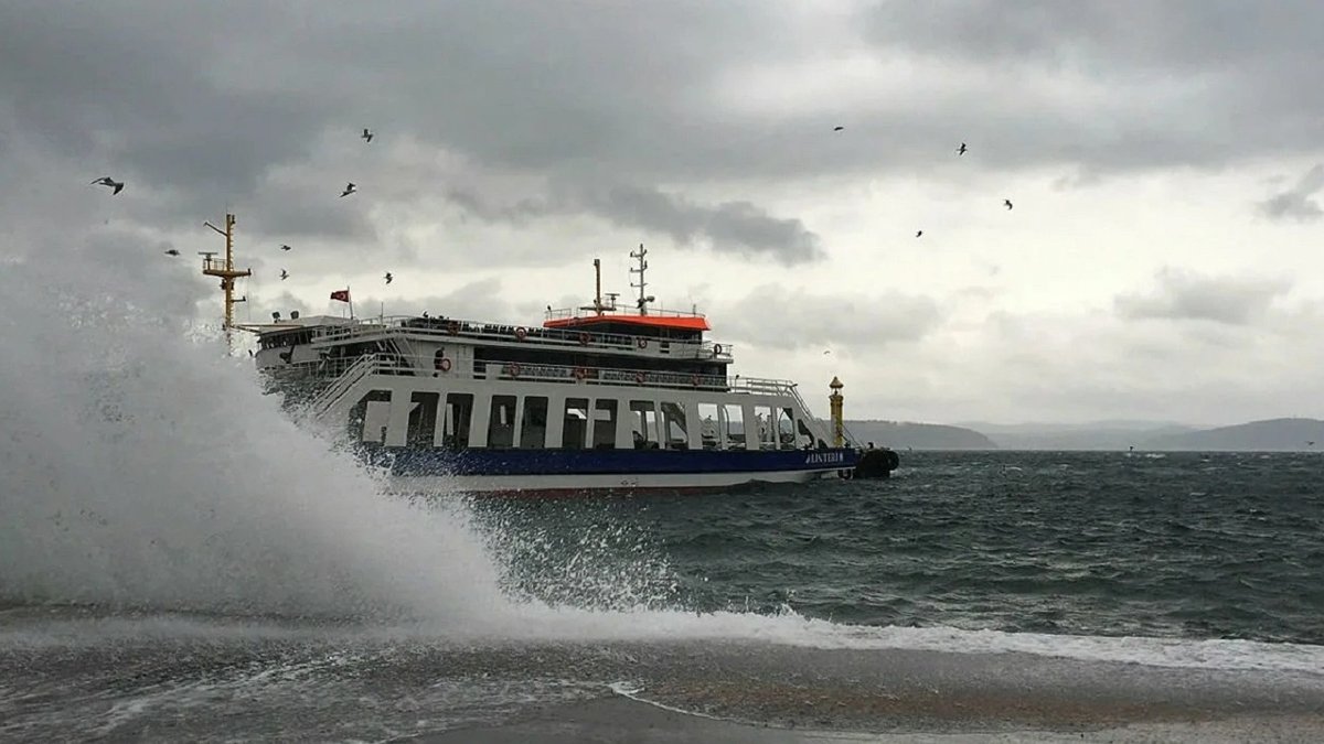 Olumsuz Hava Koşulları Deniz Ulaşımını Etkiledi: İDO ve BUDO'da Sefer İptalleri