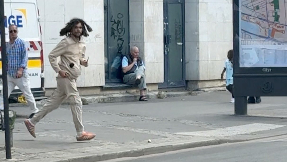 Paris'te Bıçaklı Saldırı: Üç Kadın Yaralandı