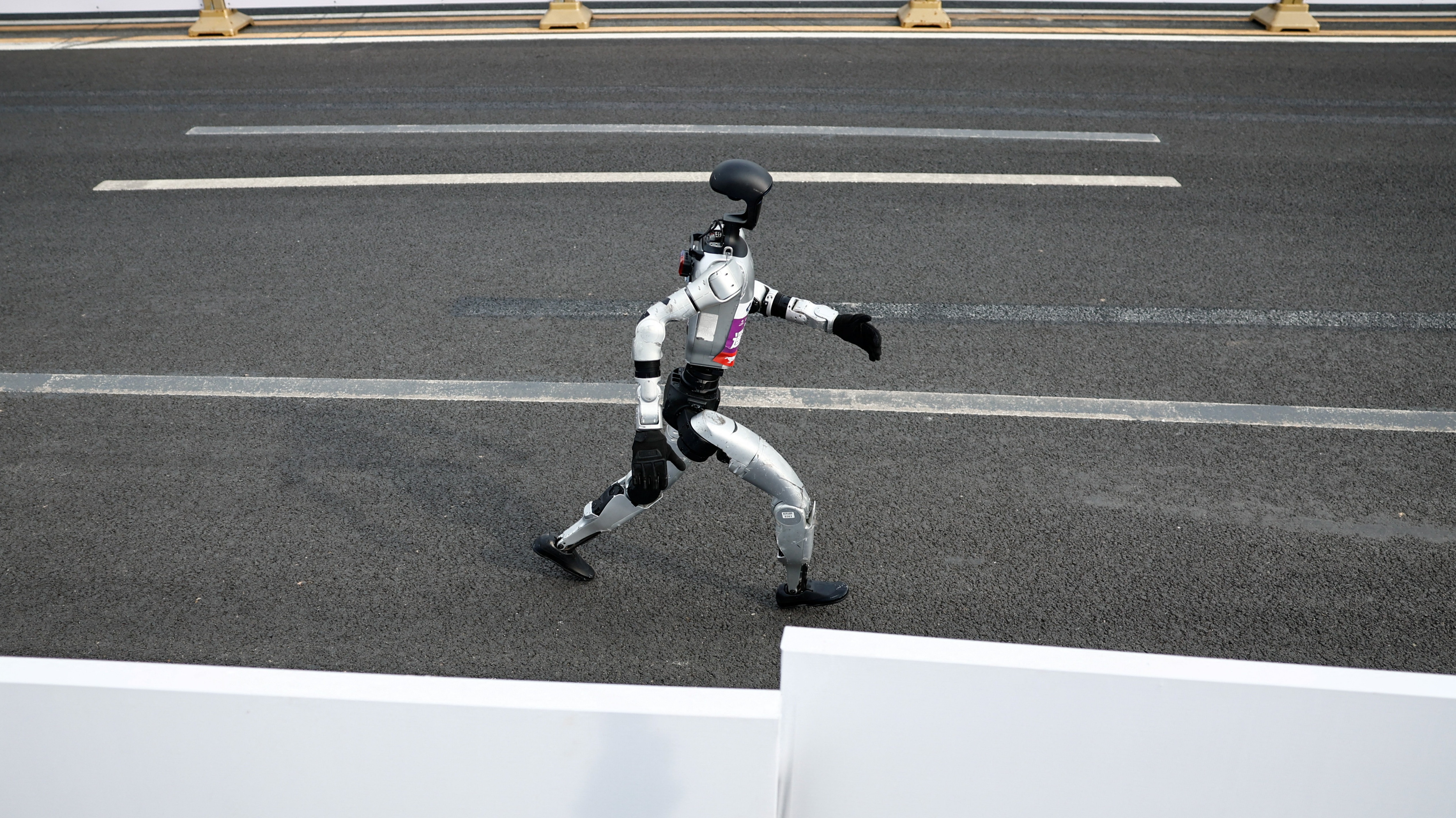 Robotlar Coştu! İnsansı Robotlar Yarı Maratonda Tarih Yazdı, İnsanlığı Geride Bıraktılar!