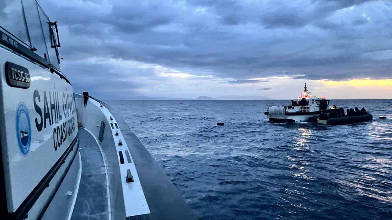 Sahil Güvenlik Alarmda! İzmir'de Yine Göçmen Kaçakçılığı Operasyonu: İşte Yakalananların Sayısı...