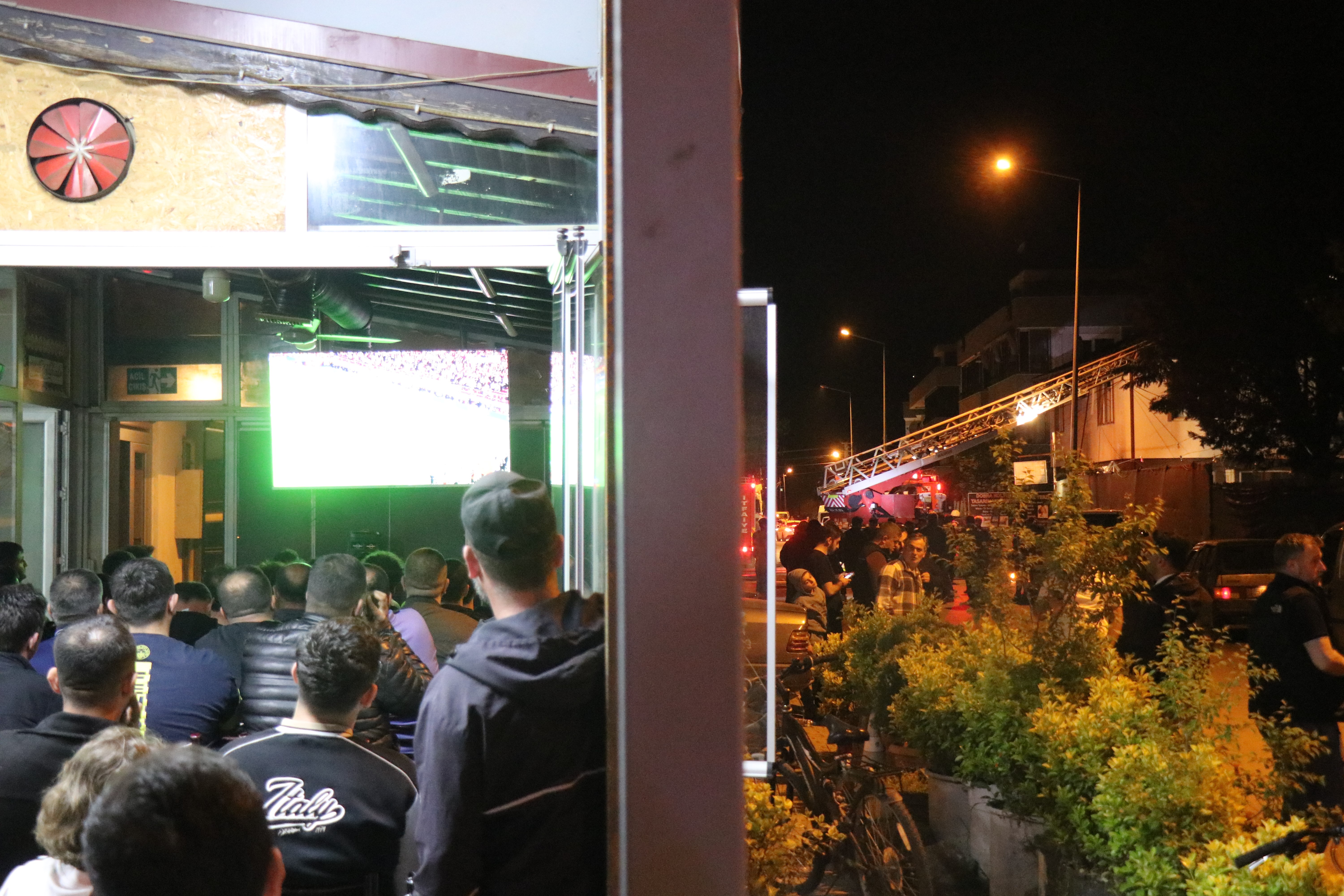 Sakarya'da Şok Eden Görüntüler: Mahalle Alevlere Teslim Olurken Vatandaşlar Derbi Keyfinde!