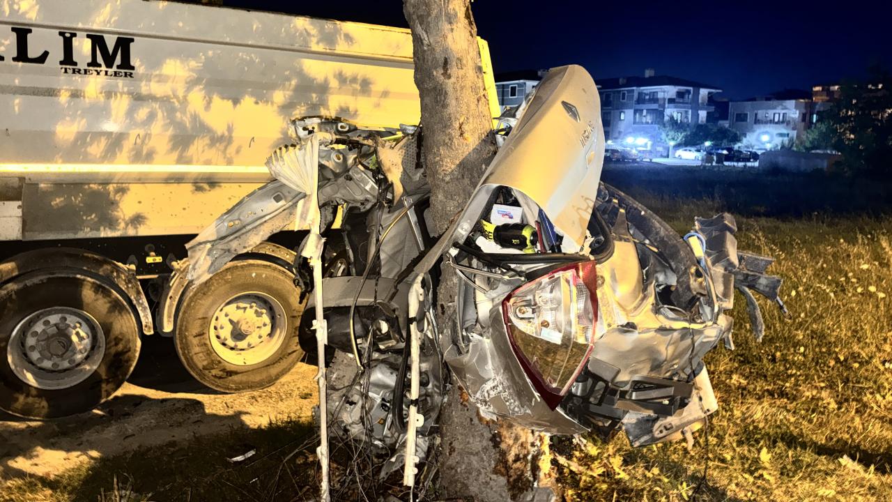 Sakarya'da Trafik Kazası: Otomobil İkiye Bölündü