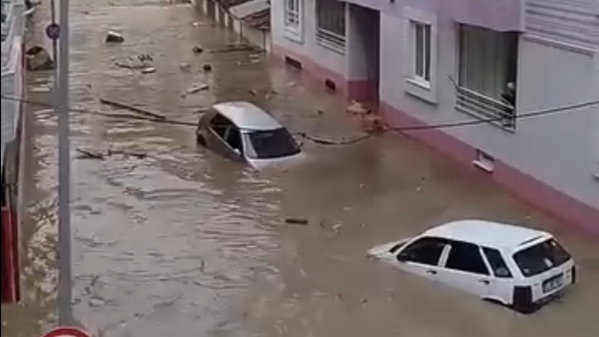 Samsun'da Gökyüzü Delindi! Şiddetli Yağış Hayatı Felç Etti