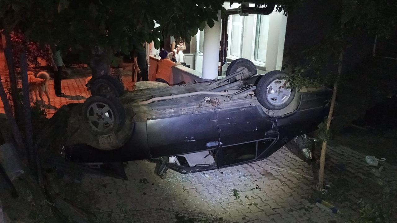Samsun'da Trafik Kazası: Otomobil Bahçeye Uçtu