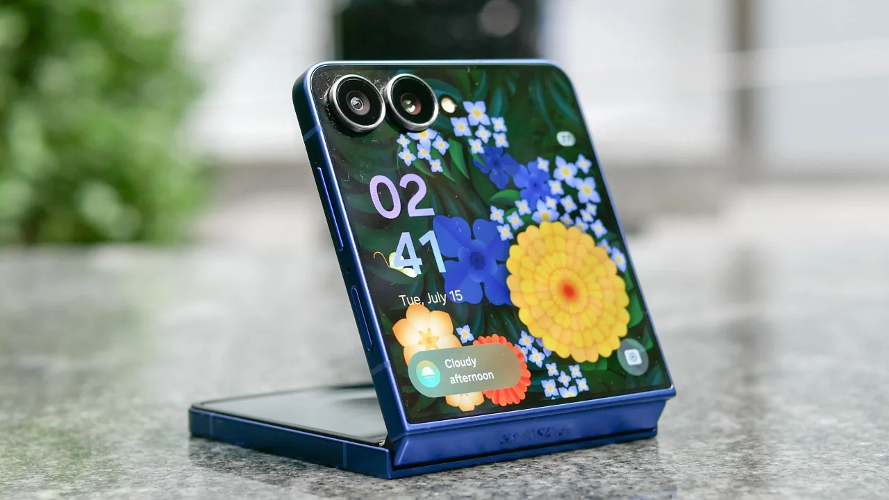 Samsung Hayranları Şokta! Galaxy Z Flip 8'de Beklenen Özellik Yok!