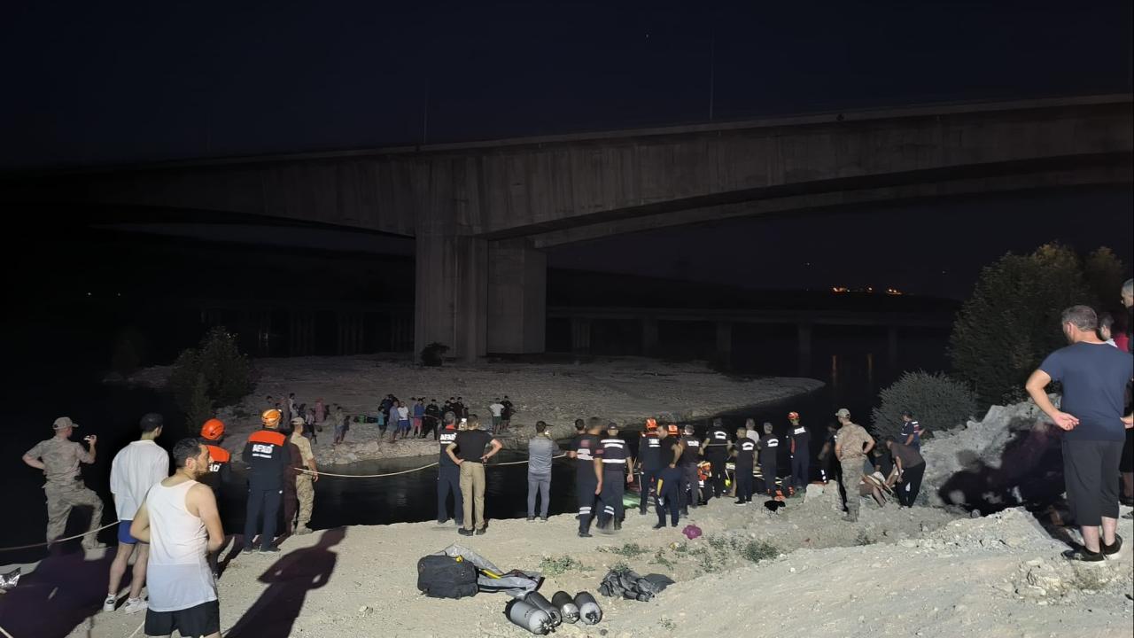 Şanlıurfa'da Fırat Nehri'nde Mahsur Kalan 26 Kişi Kurtarıldı