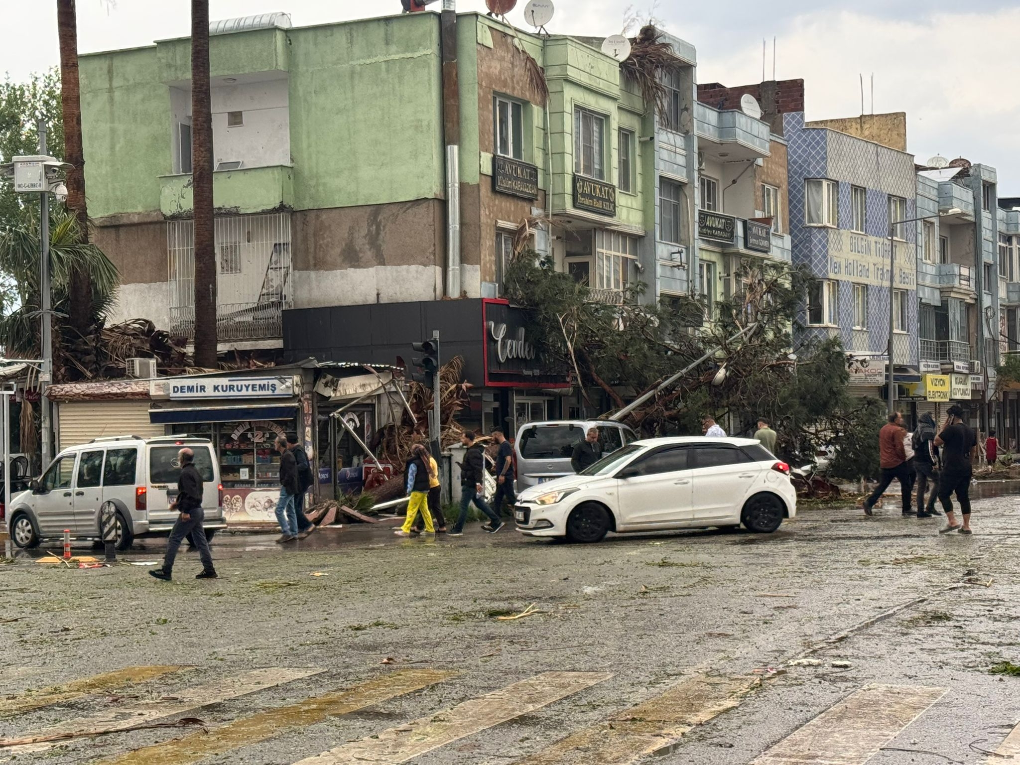 Şanlıurfa'da Fırtına Faciası! Minare Devrildi, Genç Kız Hayatını Kaybetti!