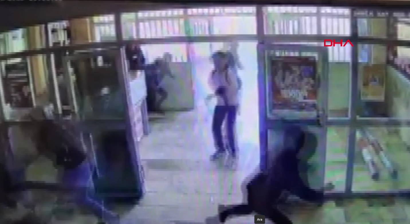 Şanlıurfa'da Okulda Dehşet Anları! Silahlı Saldırgan Kamerada!